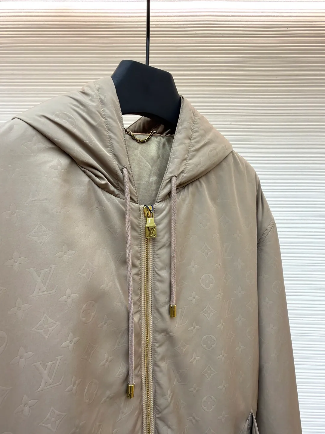 LOUIS VUITTON gravure embossed cotton clothing ●Original version: 26100 purchased and developed ●Item number: 1681593-C95 ●Fabric: polyester fiber fabric ●Technology: embossed production ●Color: khaki ●Version: fitted version ●Weight: about 575 grams ●Size: XS-S-M-L ●Description: This hooded windproof jacket renews the classic jacket design on the 2025 spring and summer show, with an all-over embossed pattern dipped in elegant tones. Lightly padded and silky lined for added comfort, it adds a modern edge to everyday looks. The overall wiring is straight and delicate, the fabric is comfortable and soft, and the color is consistent without color difference. It can be matched with the same style to create a fashionable look and control various occasions. Customized accessories, complete with three standards, same style for men and women!